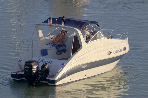 Italie, Sicile, Mer Méditerranée, Marina di Ragusa (Province de Raguse); 1er novembre 2020, couple sur un yacht de luxe dans le port - EDITORIAL