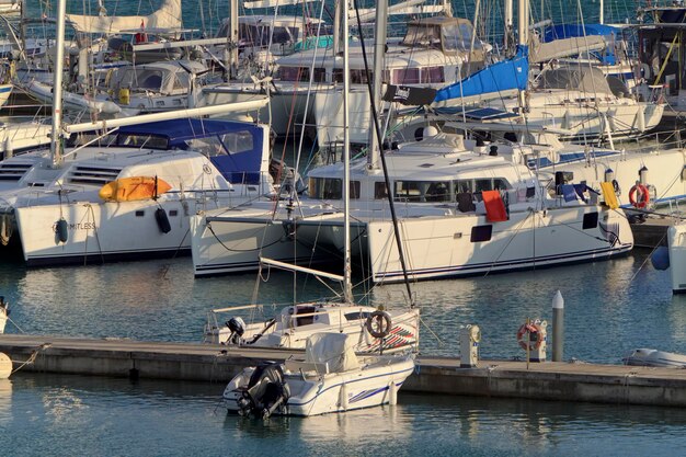 Italie, Sicile, Mer Méditerranée, Marina di Ragusa (Province de Raguse); 26 novembre 2020, bateaux à moteur et yachts de luxe dans le port - EDITORIAL