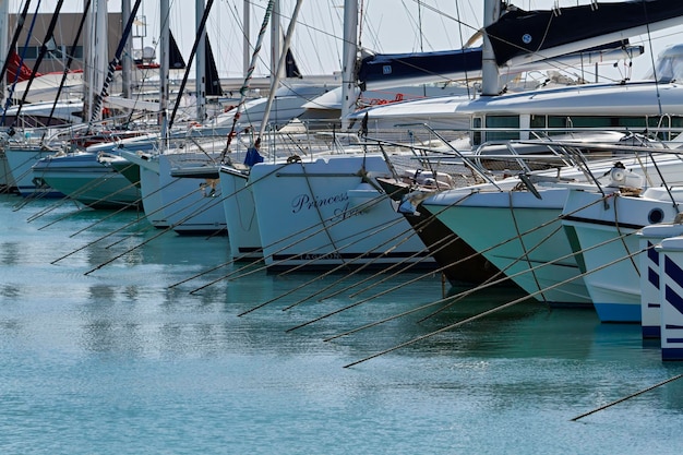 Italie, Sicile, mer Méditerranée, Marina di Ragusa, vue sur les yachts de luxe dans la marina