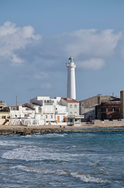 Italie, Sicile, mer Méditerranée, Punta Secca (province de Ragusa), vue sur la plage et le phare de la petite ville