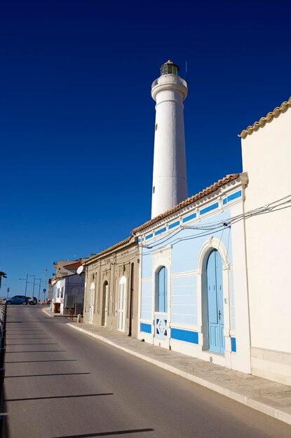 Italie, Sicile, mer Méditerranée, Punta Secca (province de Raguse), vieilles maisons en pierre sur le front de mer et le phare