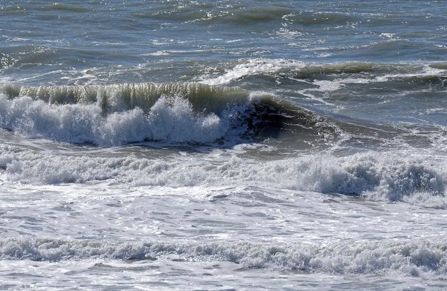 Italie, Sicile, mer Méditerranée, vagues agitées