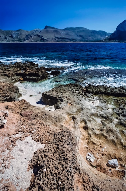 Italie Sicile Mer Thyrrénienne vue sur la côte rocheuse sicilienne près de San Vito Lo Capo Trapani Province SCAN DE FILM