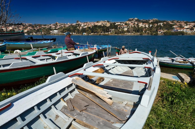 Italie, Sicile, Messine, lac Ganzirri, bateaux de pêche et deux pêcheurs