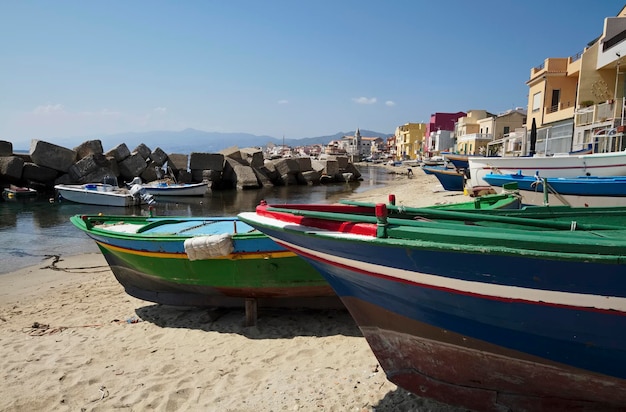 Italie, Sicile, Messine, Torre Faro, canal de Sicile, vue sur la ville et quelques bateaux de pêche sur la plage