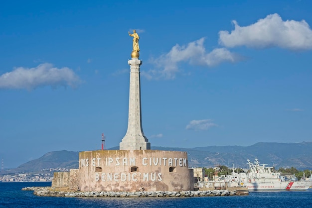 Italie, Sicile, Messine, vue sur la statue de la Madone à l'entrée du port