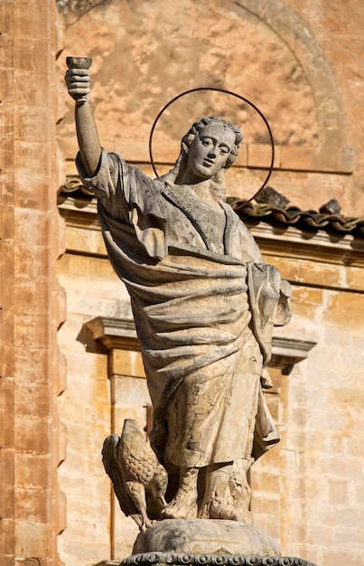 Italie Sicile Modica Ragusa Province St Peter's Cathedral façade baroque et statue religieuse 18e siècle aC