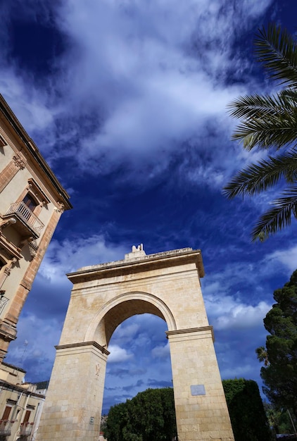 Italie Sicile Noto Siracusa Province bâtiment baroque et l'Arc de pierre Porta Reale