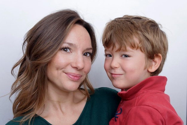 Italie, Sicile, portrait d'une mère avec son fils mâle de 4 ans