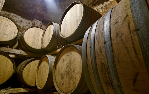 Italie, Sicile, province de Raguse, tonneaux de vin en bois dans une cave à vin