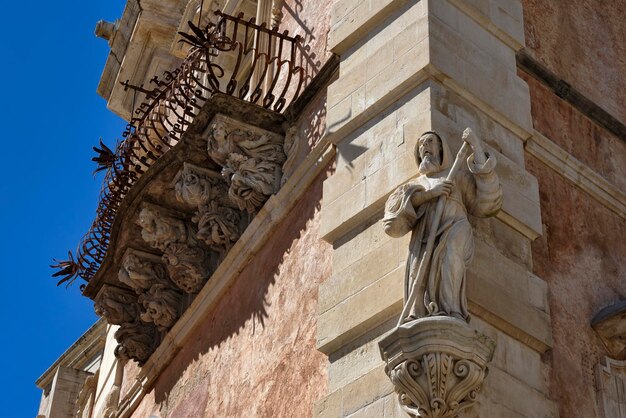 Italie, Sicile, Ragusa Ibla, la façade baroque du Palais Cosentini (monument de l'Unesco), statue ornementale