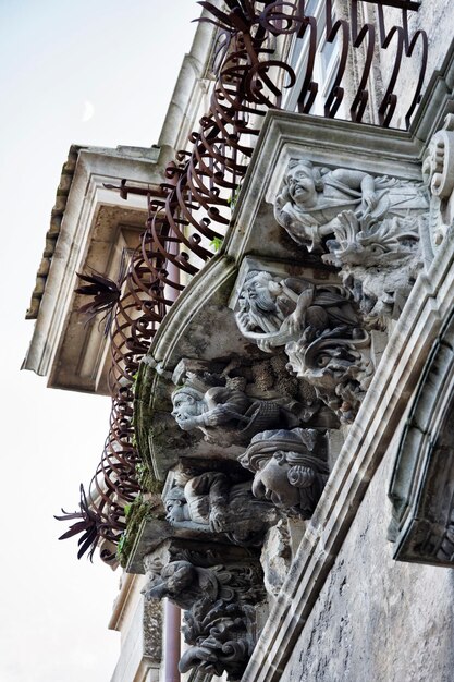 Italie, Sicile, Ragusa Ibla, la façade baroque du Palais Cosentini (monument de l'Unesco), statues ornementales sous un balcon