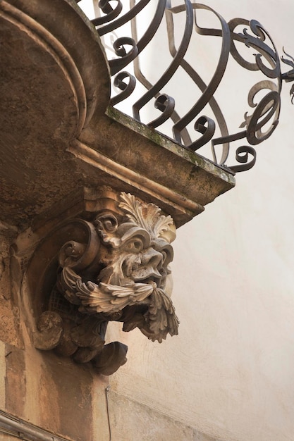 Italie, Sicile, Ragusa Ibla, statue originale sous un balcon dans un palais baroque
