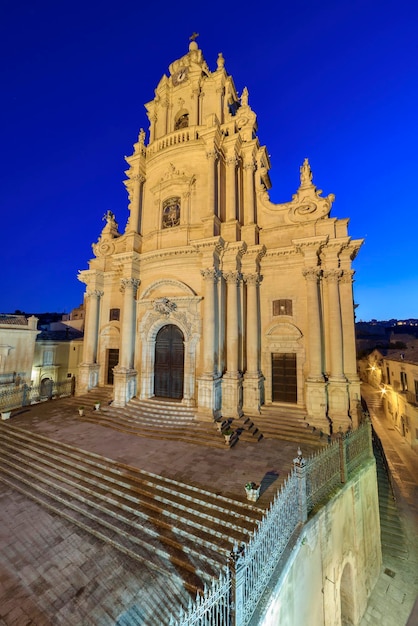 Italie, Sicile, Ragusa Ibla, vue sur la façade baroque de la cathédrale Saint-Georges au coucher du soleil