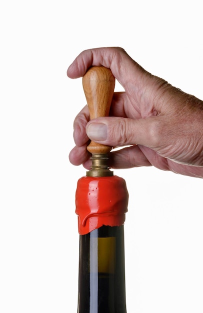 Italie Sicile Ragusa Province part à l'aide d'un timbre sur la cire rouge chaude d'une bouteille de vin dans une usine de vin