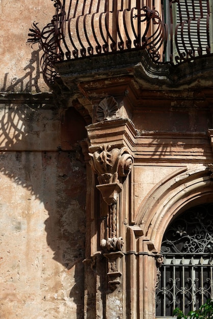 Italie, Sicile, Raguse, façade de bâtiment baroque, balcon d'origine