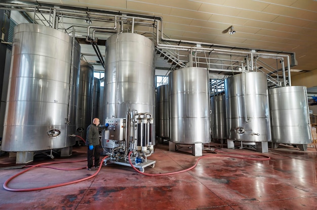 Italie Sicile Raguse province campagne vin en acier inoxydable des contenants dans une usine de vin