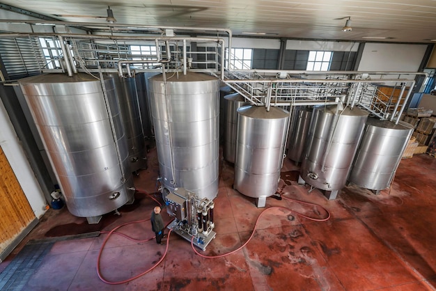 Italie Sicile Raguse province campagne vin en acier inoxydable des contenants dans une usine de vin