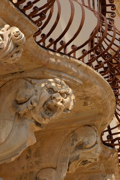 Italie, Sicile, Scicli (province de Ragusa), la façade baroque du palais de Beneventano avec des statues ornementales sous un balcon (XVIIIe siècle avant Jésus-Christ)