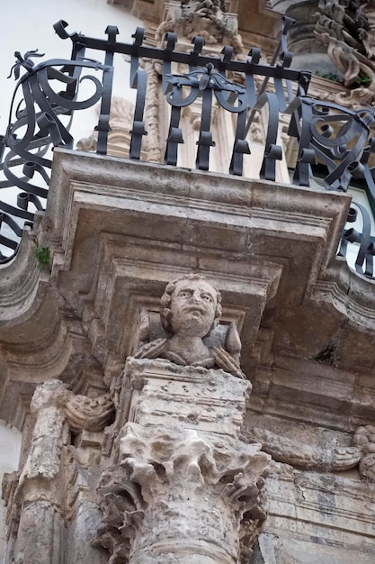 Italie, Sicile, Scicli (province de Ragusa), la façade du palais baroque de Fava de l'UNESCO, des ornements de balcon (18e siècle avant JC)