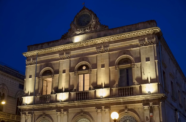 Italie Sicile Scicli Ragusa Province la façade baroque du palais Busacca la nuit