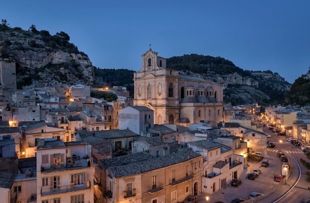 Italie Sicile Scicli Ragusa Province vue sur la ville et l'église néoclassique S Maria La Nova 1816 aC au coucher du soleil