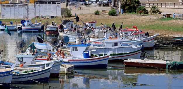 Italie, Sicile, Scoglitti (province de Raguse), 18 juin 2020, bateaux de pêche siciliens en bois et dans le port - ÉDITORIAL