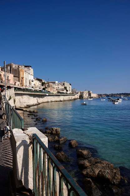 Italie, Sicile, Siracuse, Ortigia, le front de mer et la mer Ionienne