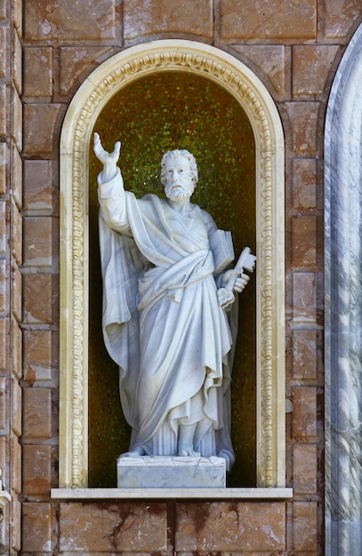 Photo italie, sicile, tindari, st, mary sanctuary, l'une des statues de marbre de la façade de la cathédrale