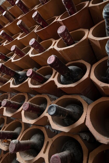 Italie Sicile vieilles bouteilles de vin rouge vieillissant dans une cave à vin