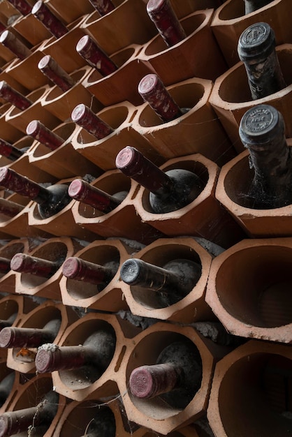 Italie Sicile vieilles bouteilles de vin rouge vieillissant dans une cave à vin