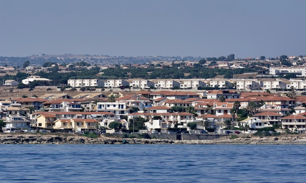 Italie, Sicile, vue sur les maisons de Marina di Ragusa depuis la mer