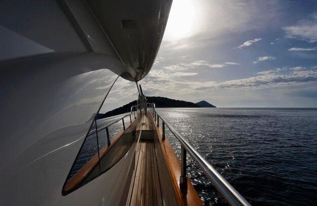 Italie Toscane Ile d'Elbe vue sur la côte depuis un yacht de luxe Azimut 75'