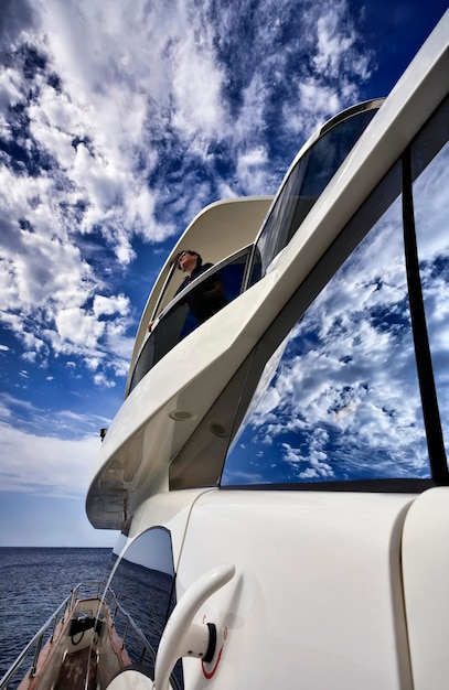 Italie Toscane Ile d'Elbe yacht de luxe Azimut 75' femme sur le flybridge