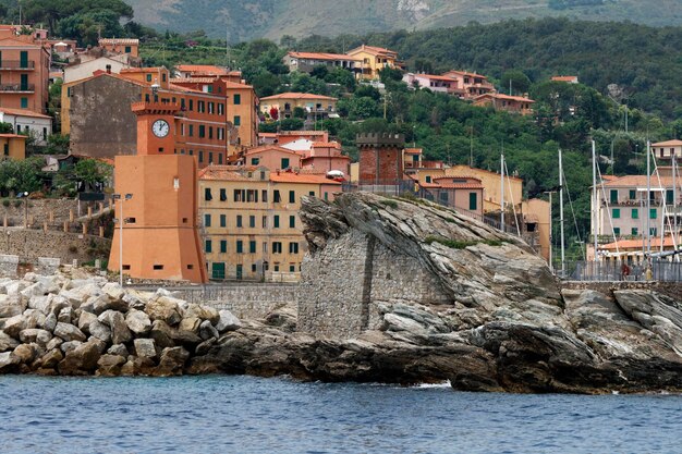 Italie Toscane vue sur l'île d'Elbe de Marina di Campo et l'entrée du port depuis la mer
