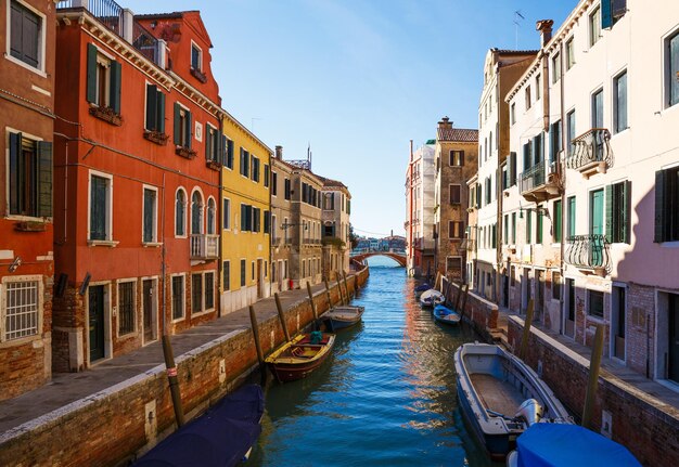 Italie Venise 25 février 2017 Rue de Venise avec ses maisons colorées beaucoup de bateaux et un pont matin ensoleillé