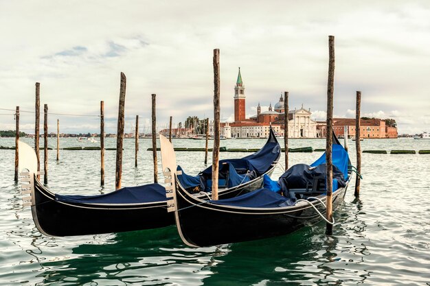 Italie, Venise, gondoles devant San Giorgio Maggiore