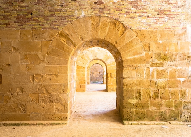 Italie - Vieux château de Syracuse en Sicile. Arches en pierre en perspective.