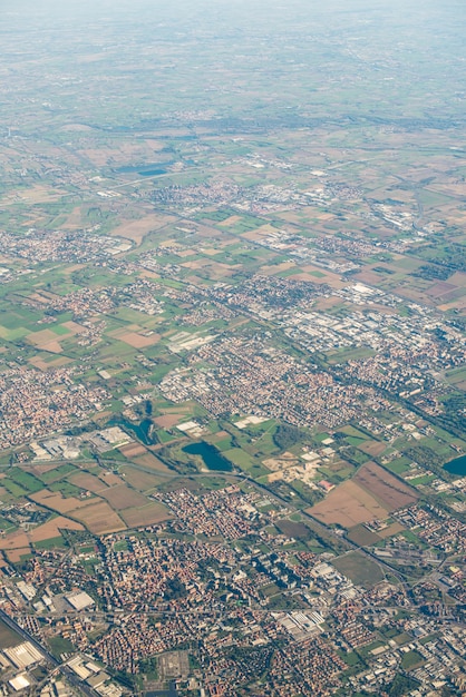 Italie. Vue aérienne avec prés et petites villes.