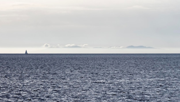 Italie vue sur la mer Méditerranée des montagnes de la Corse depuis l'île d'Elbe