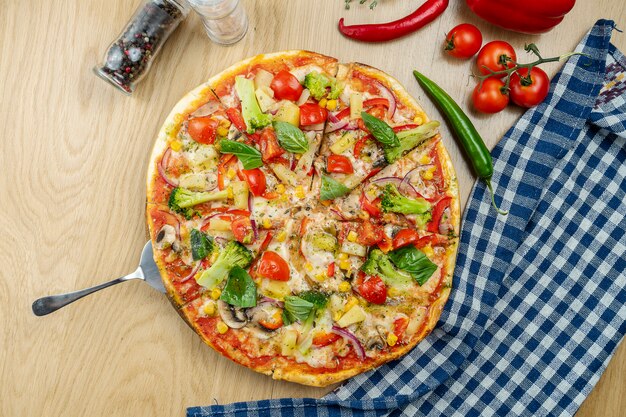 Italien, fait maison Italien, fait maison pizza végétarienne aux champignons, oignons et brocoli sur une table en bois sur une table en bois.