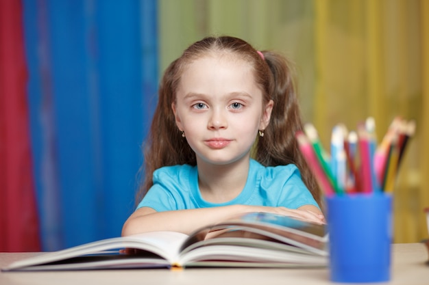 Ittle girl étudie à l'école