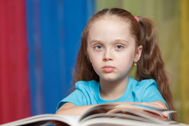 Ittle girl étudie à l'école