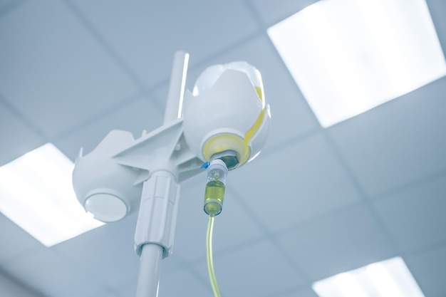 IV Goutte-à-goutte de solution saline intraveineuse dans la chambre d'hôpital