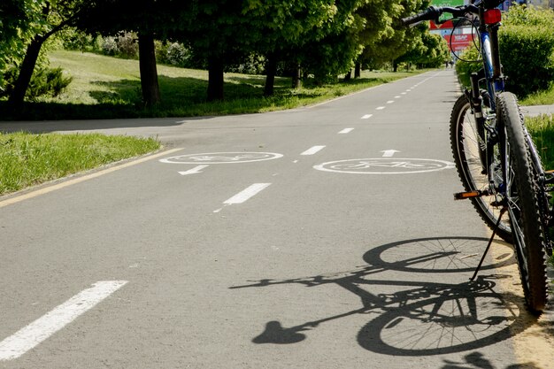Ivano-Frankivsk, 29 mai 2020: le vélo de montagne se trouve dans un parc sur une piste cyclable.