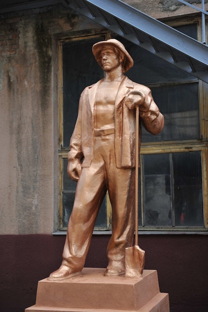 IvanoFrankivsk Ukraine 22 août 2021 Sculpture d'un ouvrier sur le territoire de l'ancien facteur