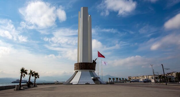 Photo izmir turquie 29 janvier 2019 statue renouvelée d'atatürk à karsiyaka coatline de la ville d'izmir ataturk est le fondateur de la république turque moderne