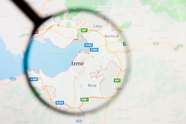 Izmir, Turquie, ville de visualisation concept illustratif sur l'écran d'affichage à travers la loupe