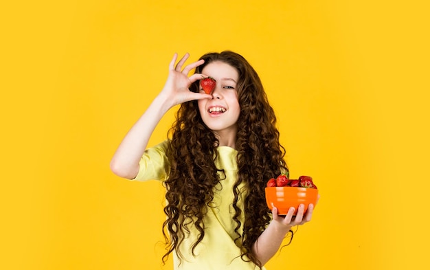 J'adore ça Fille avec des fraises mangeant des fraises pour le petit déjeuner petit enfant mangeant des baies heure d'été enfance Profitant du moment fruit plein de régime vitaminique et régime alimentaire biologique uniquement