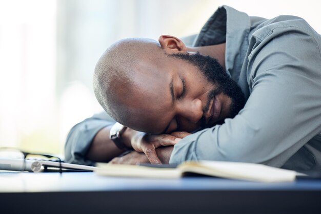 J'ai besoin d'une sieste de cinq minutes Photo d'un beau jeune homme d'affaires dormant sur son bureau au bureau